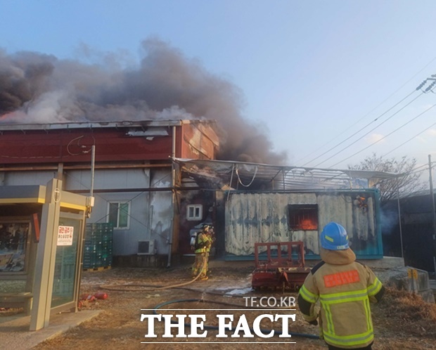 3일 오후 5시 2분쯤 충남 논산시 부적면 한 딸기 가공공장에서 불이 나 119 소방대원들이 진화작업을 펼치고 있다. /논산시소방서