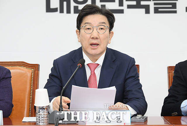 권성동 원내대표는 4일 오전 국회에서 열린 반도체특별법 주52시간제 특례 도입을 위한 당정협의회 모두발언에서 이재명 더불어민주당 대표가 조금이라도 진정성이 있다면 반드시 2월 중 반도체법을 처리해야 한다고 밝혔다. /박헌우 기자