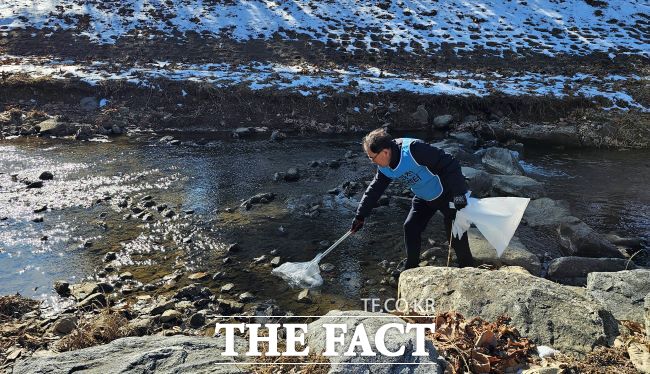 세계습지의 날 기념 양재천 환경정화 활동 모습./과천시