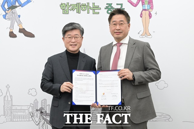 서울 중구와 ㈜호텔신라가 지난 3일 어려운 이웃을 돕기 위해 ‘위기상황 해소 프로젝트’ 협약을 맺었다고 밝혔다./중구