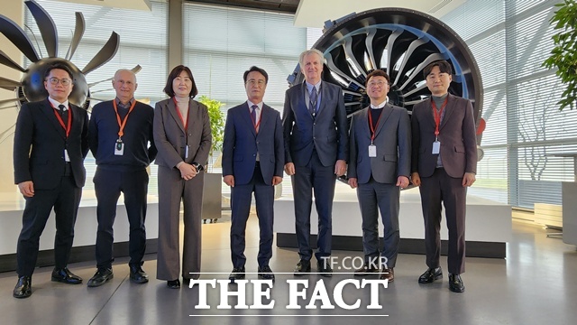 박동식 사천시장을 비롯한 공무국외 출장단이 세계 1위 엔진 제조기업인 사프란 본사를 찾아 관계자들과 기념촬영을 하고 있다./사천시