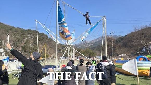 제20회 포천 백운계곡 동장군 축제를 찾은 방문객들이 축제를 즐기고 있다. /포천시