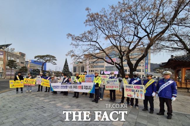 고창군청 앞에서 유관기관들이 합동으로 교통안전 캠페인에 동참하고 있다. /고창군