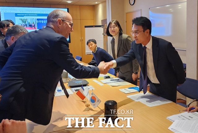 박동식 사천시장을 비롯한 공무국외 출장단이 사프란 본사와 엔진공장을 찾아 최첨단 우주항공 기술의 현주소를 확인했다./사천시