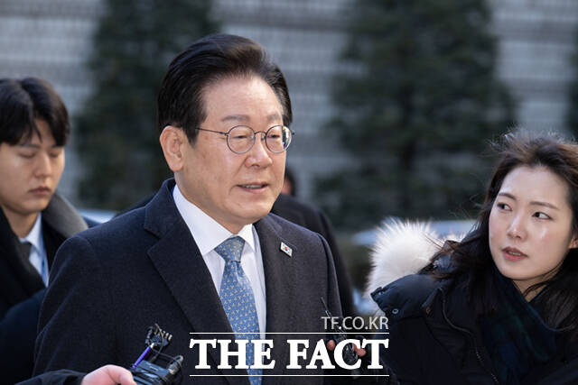 이재명 더불어민주당 대표가 공직선거법 위반 혐의 항소심의 두 번째 기일을 하루 앞두고 재판부에 위헌법률심판 제청을 신청했다. 대장동 개발특혜 의혹 등을 받고 있는 이재명 더불어민주당 대표가 4일 서울 서초구 서울중앙지방법원에서 열린 자신의 공판에 출석하고 있다. /이새롬 기자