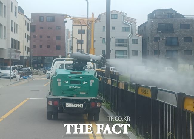 화성시가 감염병 예방 방역 소독을 실시하고 있다. /화성시