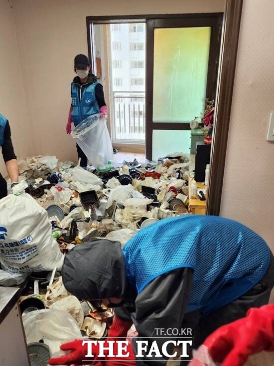 지난해 경기 의정부시의 저장강박 의심 가구 주거환경 특수 청소사업에 참여한 시민들이 대상 가구를 찾아 청소를 진행하고 있다. /의정부시