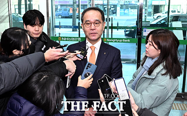 이찬우 NH농협금융지주 신임 회장(가운데)이 4일 오전 서울 용산 농협금융 고객행복센터(콜센터)로 첫 출근해 취재진의 질문에 답변하고 있다. /임영무 기자