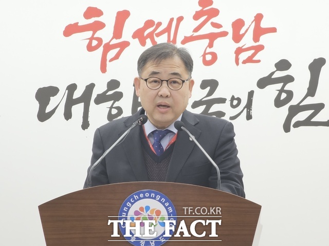 강성기 충남도 기획조정실장이 4일 도청 프레스센터에서 기자회견을 열고, 교육부 주관 지역 라이즈 계획 및 추진 체계 구축·운영 평가에서 각각 ‘최우수’ 평가를 받아 국비 174억 원을 확보했다고 밝히고 있다. /이정석 기자