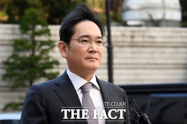이재용 삼성전자 회장이 지난달 11일 서울 서초구 서울중앙지방법원에서 열린 삼성 부당합병 혐의 항소심 공판에 출석하고 있다. 이 회장은 전날 이 재판에서 무죄를 선고받았다. /서예원 기자