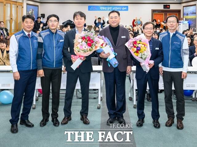 남해군 베스트 간부공무원으로 선정된 하홍태 해양환경국장(오른쪽 세번째)과 정중구 관광경제국장(오른쪽 두번째), 정광수 도시건축과장(오른쪽 네번째)이 전국공무원노동조합 남해군지부 관계자들과 기념 촬영을 하고 있다. /남해군