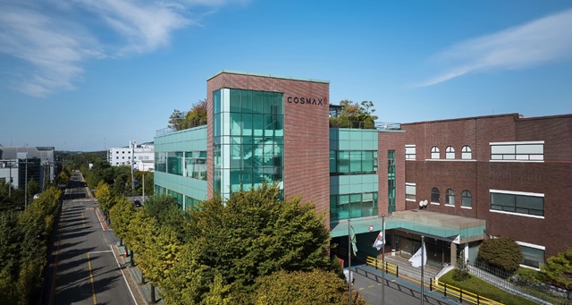 코스맥스의 화성공장이 미국 식품의약국(FDA)으로부터 OTC(일반의약품) 공장 실사를 받아 적합 승인 통지를 받았다. 2016년 이후 네 번째다. /코스맥스
