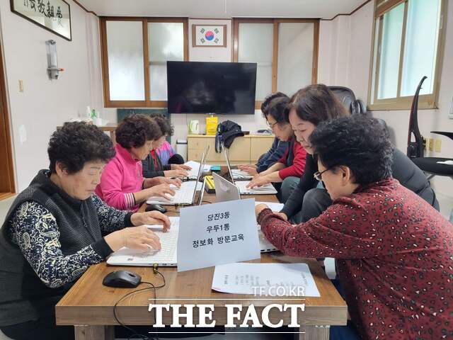 당진시 2024년 디지털 소외계층 정보화 방문 교육 장면. /당진시