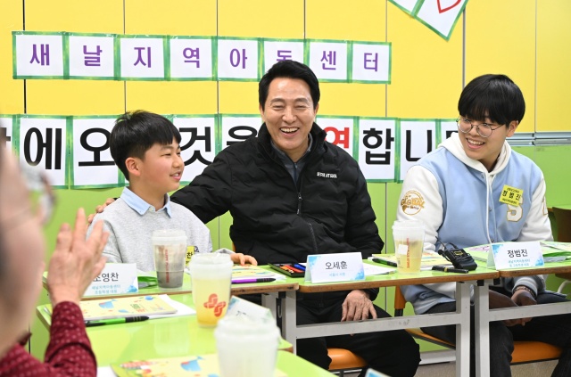 오세훈 서울시장이 설 연휴 첫날인 지난달 25일 새날지역아동센터를 방문해 시설 이용 학생들의 의견을 청취하고 있다. /서울시