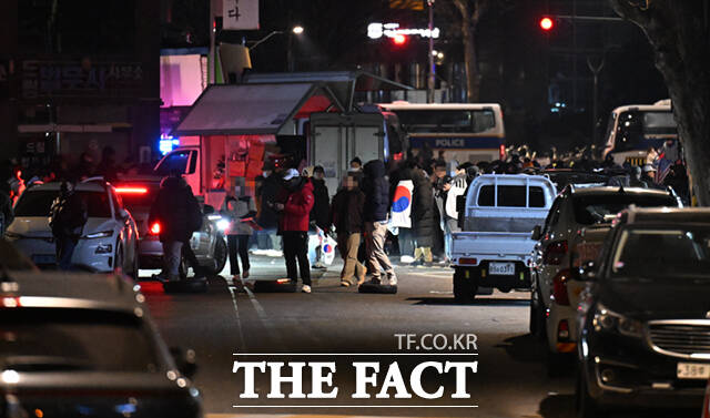 12·3 비상계엄 선포로 내란 우두머리 혐의가 적용된 윤석열 대통령이 구속된 19일 오전 일부 윤 대통령 지지자들이 구속영장을 발부한 서울 마포구 서울서부지방법원 일대를 가로막고 시위를 하고 있다. /이새롬 기자