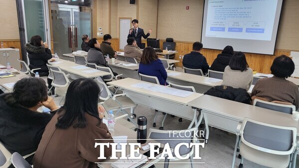 4일 천안교육지원청 관계자가 학교폭력 전담조사관 31명을 대상으로 학교폭력 전담조사관 전문성 및 역량을 강화하기 위한 연수를 진행하고 있다. /천안교육지원청
