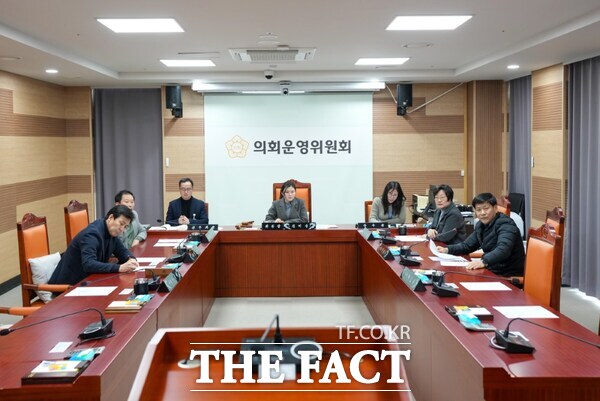 4일 아산시의회 관계자가 제2차 의회운영위원회를 개회하고 있다. /아산시의회