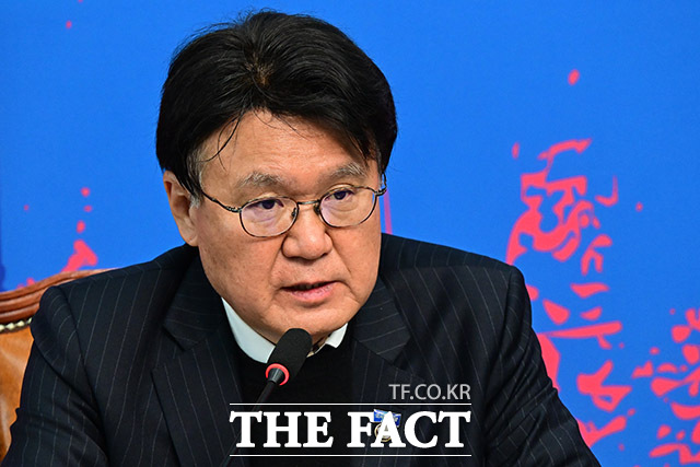 황운하 혁신당 원내대표가 윤석열 지키기에 나선 국민의힘 지도부를 향해 윤석열과 동기화된 국민의힘에게 남은건 정당해산심판 뿐이라고 직격했다. /남윤호 기자