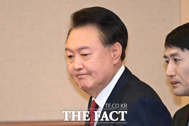 윤석열 대통령이 자신의 탄핵 심판 변론 기일에 출석해 비상계엄 선포 당시 주요 정치인을 체포하라고 지시했다는 내용을 부정했다. 내란 우두머리 혐의로 구속기소된 윤석열 대통령이 4일 서울 종로구 헌법재판소 대심판정에서 열린 탄핵 심판 5차 변론에 출석하고 있다. <2025.02.04 사진공동취재단>