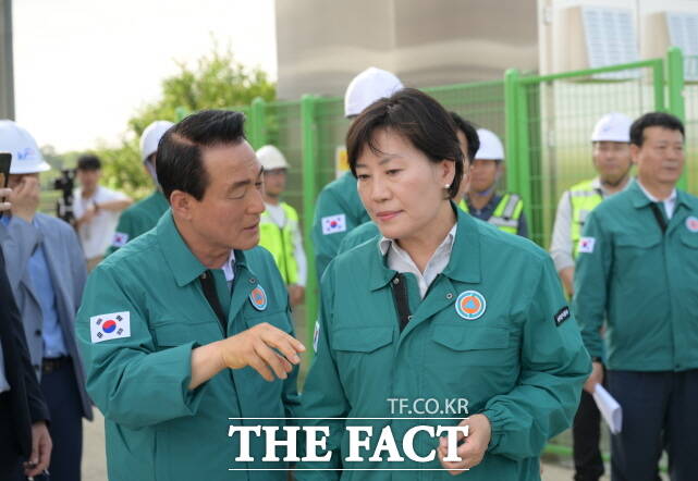 백성현 논산시장(왼쪽)이 지난해 호우피해 당시 현장을 찾은 송미령 농식품부장관에게 설명하고 있다. /논산시