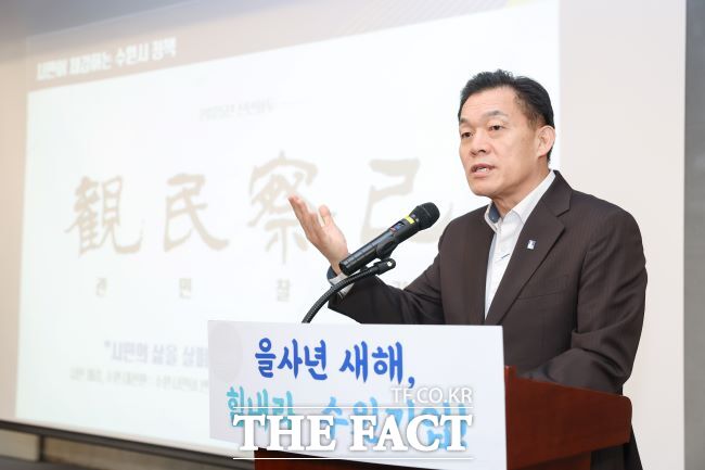 4일 수원시기업지원센터에서 열린 2025년 중소기업 지원 시책 설명회에서 이재준 수원시장이 시책을 소개하고 있다./수원시