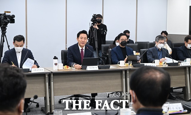 오세훈 서울시장이 지난달 23일 오후 서울시청 영상회의실에서 열린 규제철폐 전문가 심의회 위촉식에서 인사말을 하고 있다./서울시