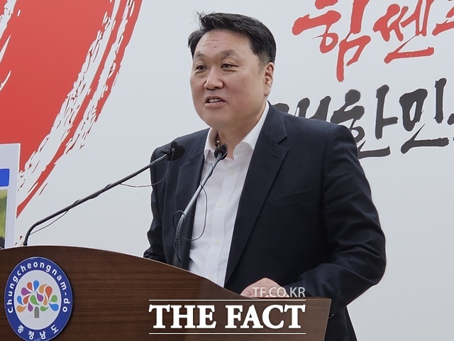 안호 충남도 산업경제실장이 5일 도청 프레스센터에서 기자회견을 열고 지속가능항공유(SAF)를 종합적으로 연구·개발하는 3000억 원 규모의 초대형 프로젝트 유치에 성공했다고 밝히고 있다. /이정석 기자