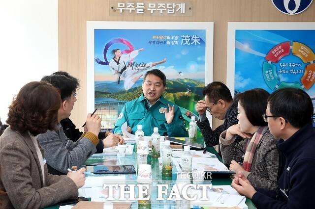 무주군은 5일 군청에서 2026~2027년도 국가예산 확보를 위한 전략 회의를 개최했다. 이날 회의는 최정일 부군수를 비롯한 간부 공무원들과 발굴 사업 담당 팀장 등이 참석했다. /무주군