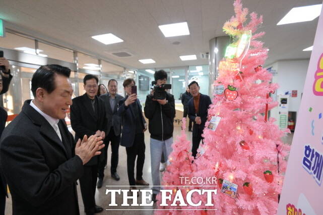 백성현 논산시장이 5월 청사 1층에 마련된 2027 논산세계딸기산업엑스포 국제행사 승인을 기원하는 소원나무에 소원지를 매달고 있다. /논산시