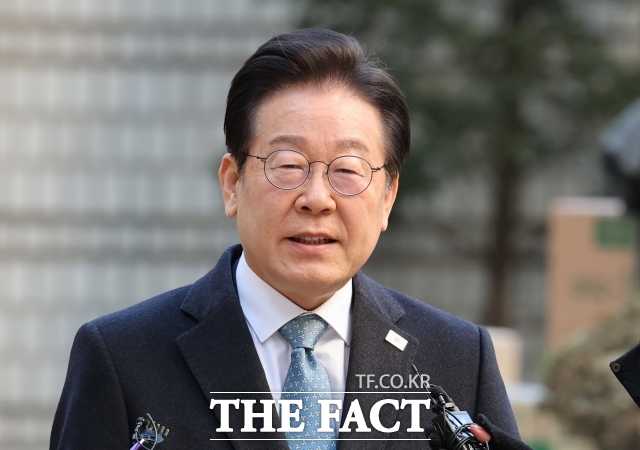 이재명 더불어민주당 대표가 5일 자신의 공직선거법 위반 혐의 사건 재판부에 허위사실 공표죄 처벌 규정에 대한 위헌법률심판 제청을 신청한 데 대해 재판은 지연되지 않고 신속하게 끝날 것이다라고 밝혔다. /이새롬 기자