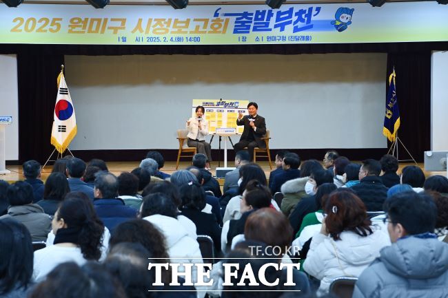 조용익 시장이 원미구청에서 시민 의견을 청취하고 있다./부천시