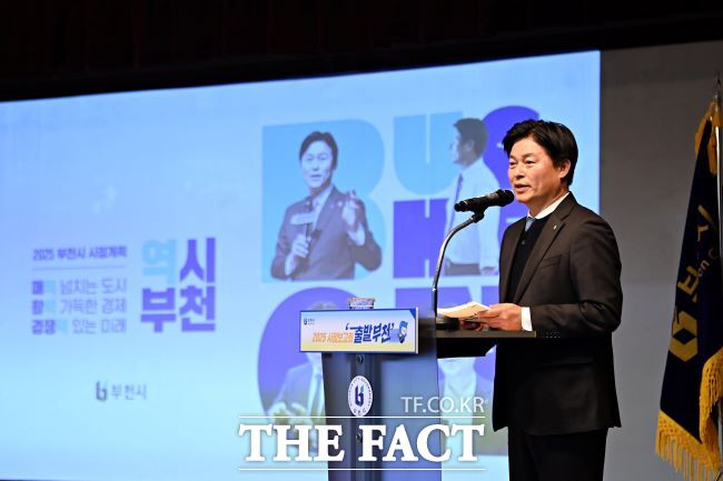 조용익 시장이 ‘출발부천’에서 시정계획을 보고하고 있다./부천시