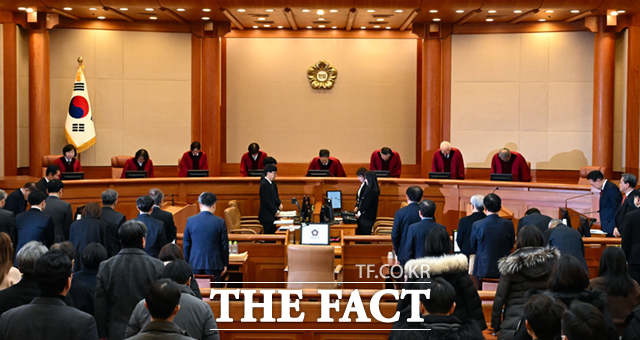 [더팩트ㅣ사진공동취재단] 내란 우두머리 혐의로 구속기소된 윤석열 대통령의 탄핵 심판 5차 변론이 열린 4일 서울 종로구 헌법재판소 대심판정에서 문형배 헌법재판소장 직무대행을 비롯한 헌법재판관이 입장하고 있다.saeromli@tf.co.kr사진영상기획부 photo@tf.co.kr