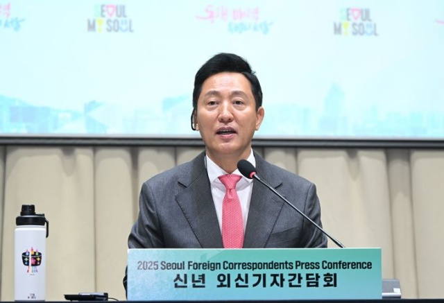오세훈 서울시장이 4일 서울시청 대회의실에서 열린 2025년 신년 외신기자 간담회에 참석해 기자들의 질문에 답변하고 있다. /서울시