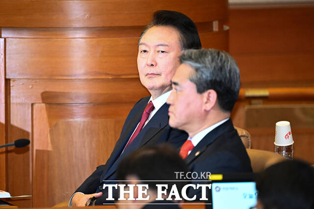 내란 우두머리 혐의로 구속기소된 윤석열 대통령이 4일 서울 종로구 헌법재판소 대심판정에서 열린 탄핵 심판 5차 변론에 출석하고 있다./사진공동취재단