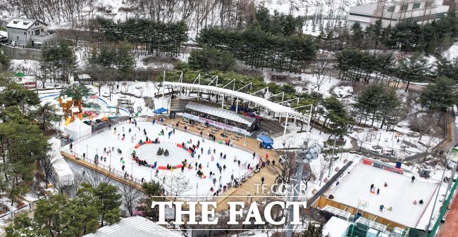 문원체육공원 야외스케이트장 전경./과천시
