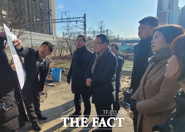 정헌율 익산시장이 5일 최종오·최재현·김미선 익산시의원과 함께 모현동 명일아파트 일대를 찾아 20년째 방치되고 있는 장기 미집행 도시계획도로 개설에 대해 주민들 의견을 청취하고 있다. /홍문수 기자