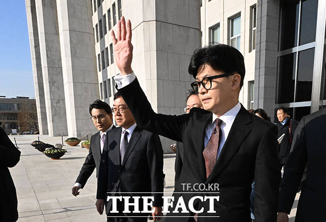 한동훈 전 국민의힘 대표의 정계 복귀 시점을 두고 여러 의견이 나오면서 등판설이 점차 구체화되고 있다. 사진은 한 전 대표가 지난해 12월16일 오전 서울 여의도 국회에서 기자회견을 마치고 국회를 나서며 지지자들에게 인사하고 있는 모습. /박헌우 기자