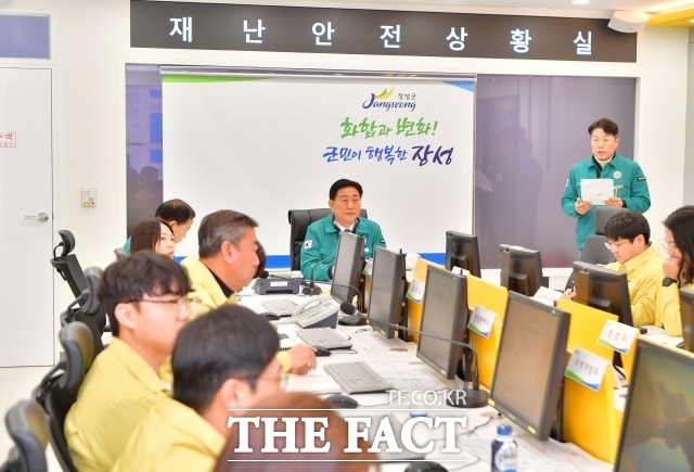 김한종 장성군수가 지난 4일 군청 재난상황실에서 폭설 대응해 열린 재난안전대책본부 회의를 주재하고 있다. /장성군