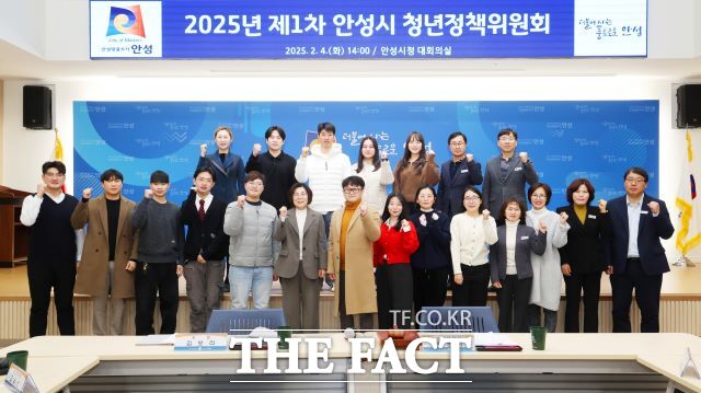 안성시 청년정책위원회 관계자가 기념 촬영을 하고 있다./안성시