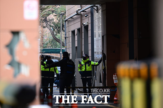지난달 19일 서울서부지법에서 폭동이 일어난 가운데 법원은 지난 4일 5일부터 공개된 재판을 방청하기 위한 목적인 경우 청사 부지와 건물 출입이 허용된다고 밝혔다. /남윤호 기자