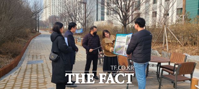 경기 평택시 관계자가 스마트 그린도시(물순환) 조성 사업 현장 점검을 진행하고 있다./평택시