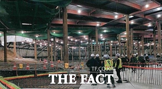 지난해 경기도내 지하 안전 점검 현장에서 경기지하안전지킴이들이 현장 관계자에게 자문을 하고 있다./경기도