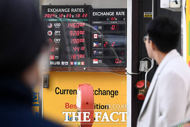 서울 중구 명동의 한 환전소에 환율이 표시돼 있다. /서예원 기자