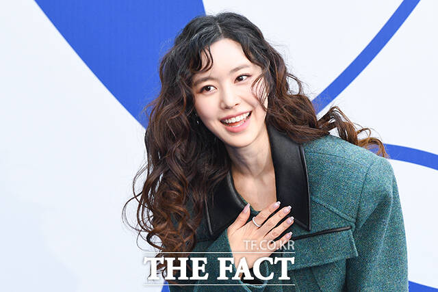 배우 진세연이 5일 오전 서울 중구 동대문디자인플라자(DDP)에서 열린 2025 F/W 서울패션위크 오프닝쇼 한나신 포토월에 참석해 인사를 하고 있다. /서예원 기자