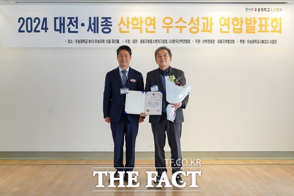 정석열(오른쪽) 에스알이앤씨 대표가 성녹영 대전‧세종지방중소벤처기업청장에게 중소벤처기업부 장관상을 받고 있다. /배재대