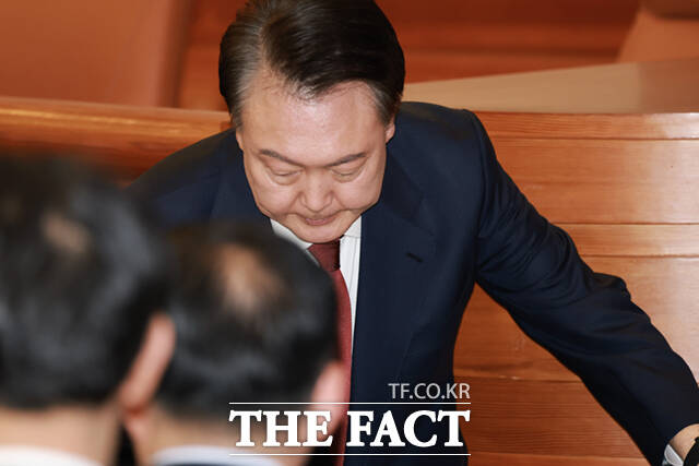 윤석열 대통령 탄핵심판 5차 변론이 열린 4일 서울 종로구 헌법재판소 대심판정으로 윤 대통령이 입장하고 있다. 202.2.4 사진공동취재단