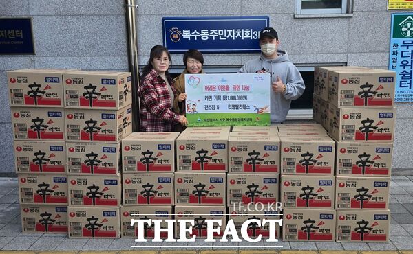 대전 서구 복수동 행정복지센터는 4일 새해를 맞아 관내 위탁가정 아동과 소외계층을 위한 따뜻한 릴레이 사랑이 펼쳐졌다. 사진은 복수동 관내에 소재한 전스짐&티케필라테스에서 어려운 이웃에 전달해 달라며 행정복지센터에 라면 50상자 기탁 모습 /대전 서구