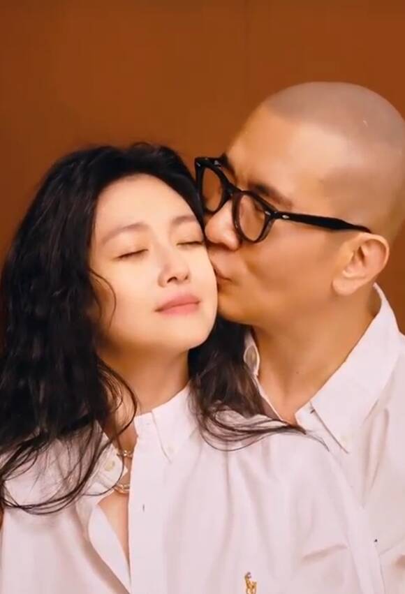 그룹 클론 구준엽(오른쪽)이 아내 서희원을 떠나보낸 후 지인에게 힘내고 있다는 연락을 보낸 것으로 알려졌다. /인스타그램 캡처