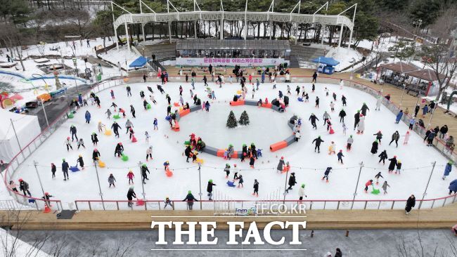 문원체육공원에서 스케이팅을 즐기는 시민들./과천시